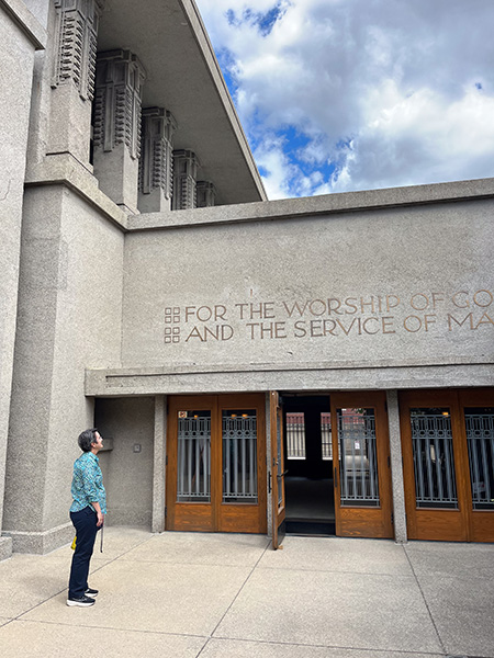 Lale in front of the Unity Temple