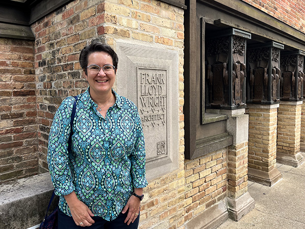Lale in front of the Frank Lloyd Wright House